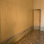 Sala biliardo, particolare marmorino e pavimentazione emerse durante i lavori di restauro